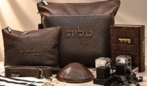 סט תפילין עם בתי תפילין ורצועות שחורות על שולחן