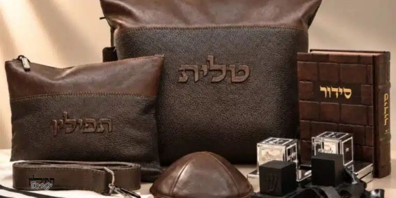 סט תפילין עם בתי תפילין ורצועות שחורות על שולחן